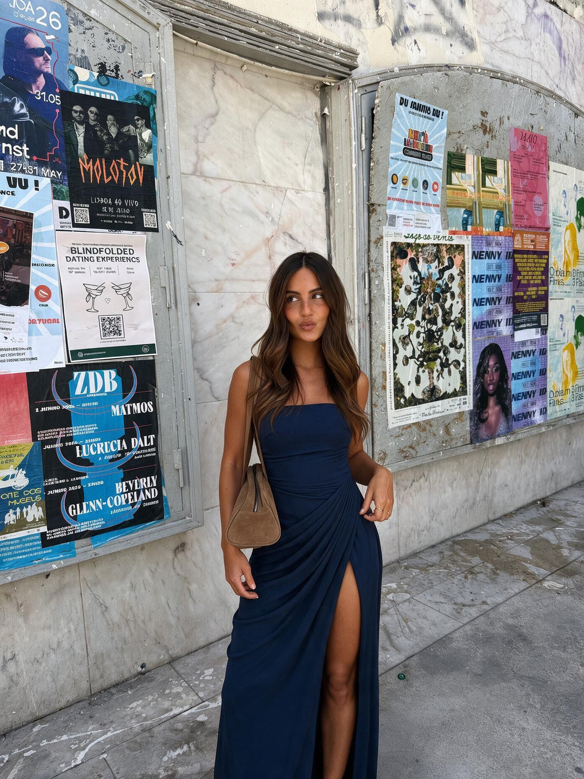 Vestido largo de noche con falda amplia, color azul, vista frontal