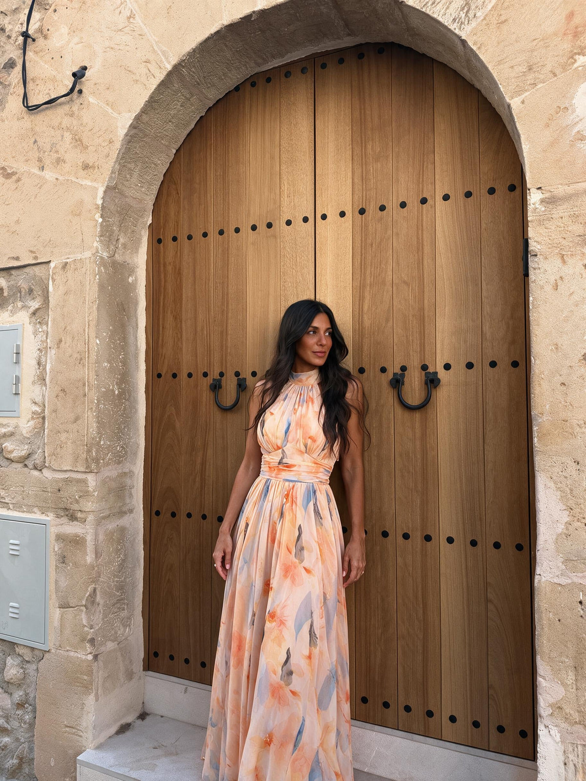 Vestido largo de satín con cuello halter, vista frontal