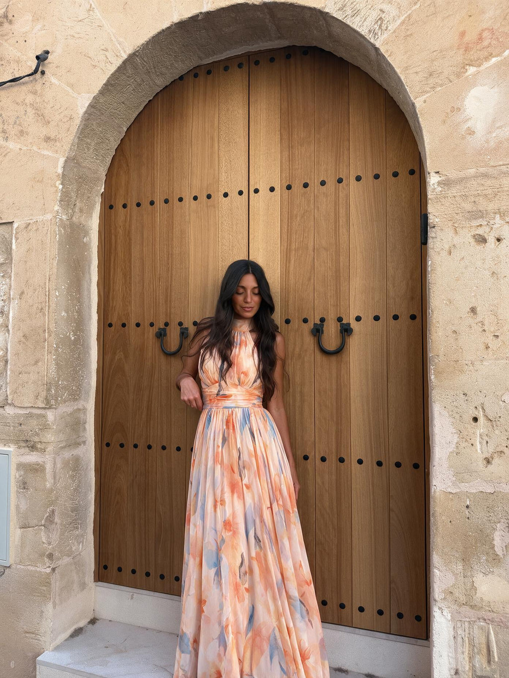 Vestido largo de satín con cuello halter, vista frontal (2)