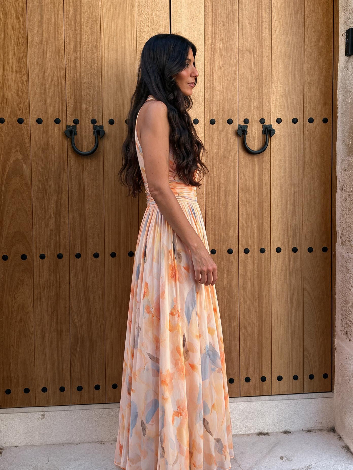Vestido largo de satín con cuello halter, vista lateral
