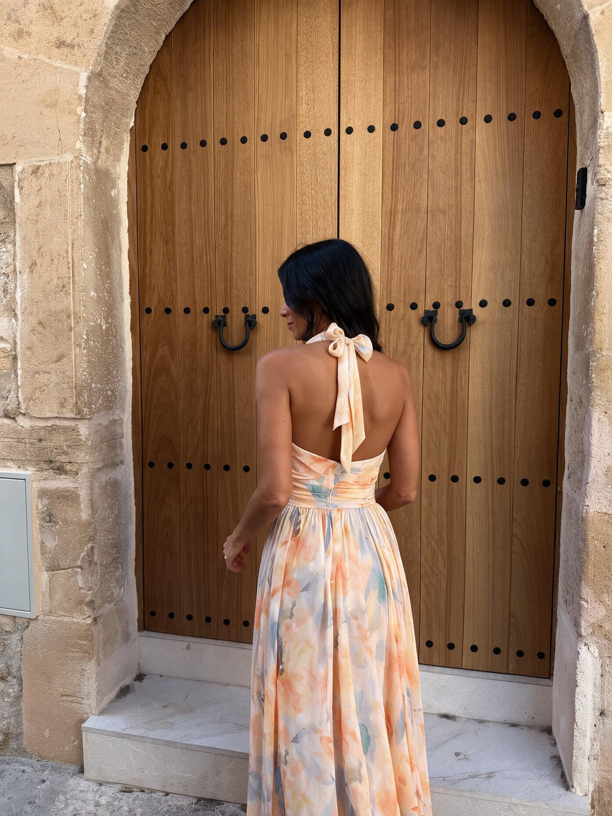 Vestido largo de satín con cuello halter, vista trasera