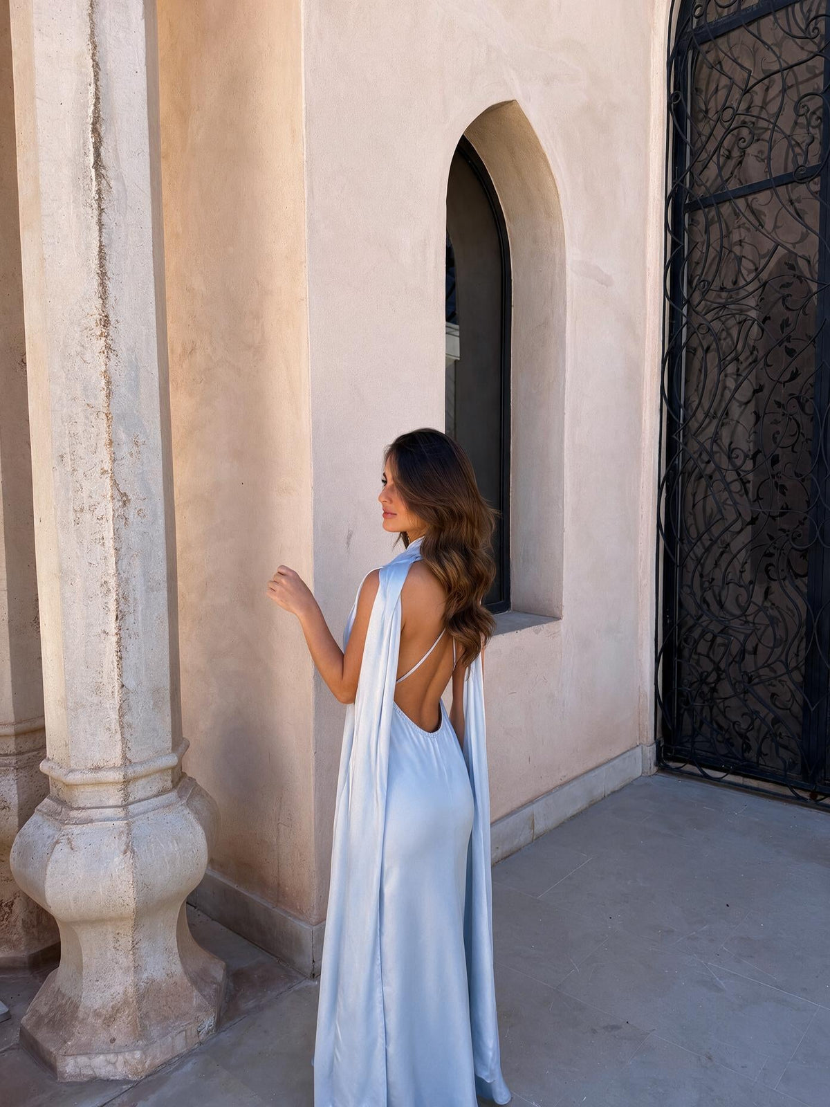 Vestido largo de satín con cuello halter, Azul marino, vista lateral