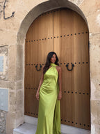 Vestido largo de satín con cuello halter, Verde bosque, vista frontal