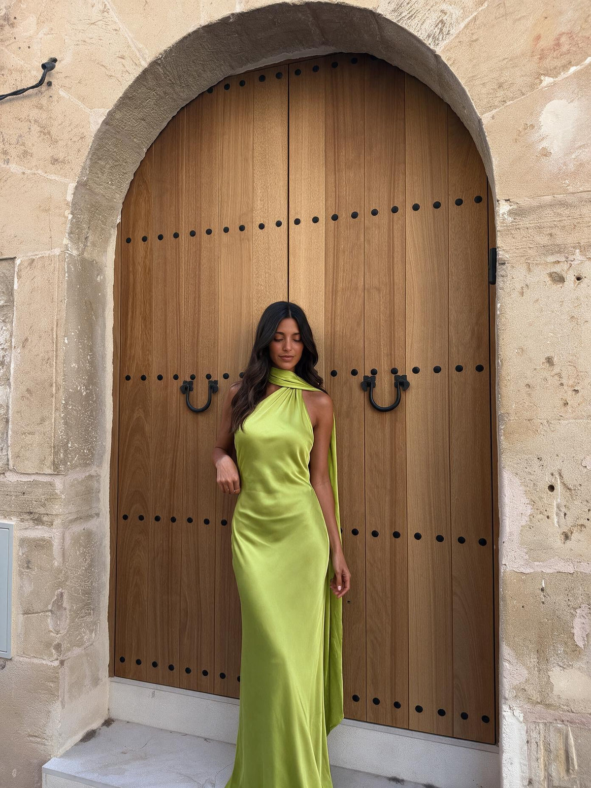 Vestido largo de satín con cuello halter, Verde bosque, vista frontal (2)