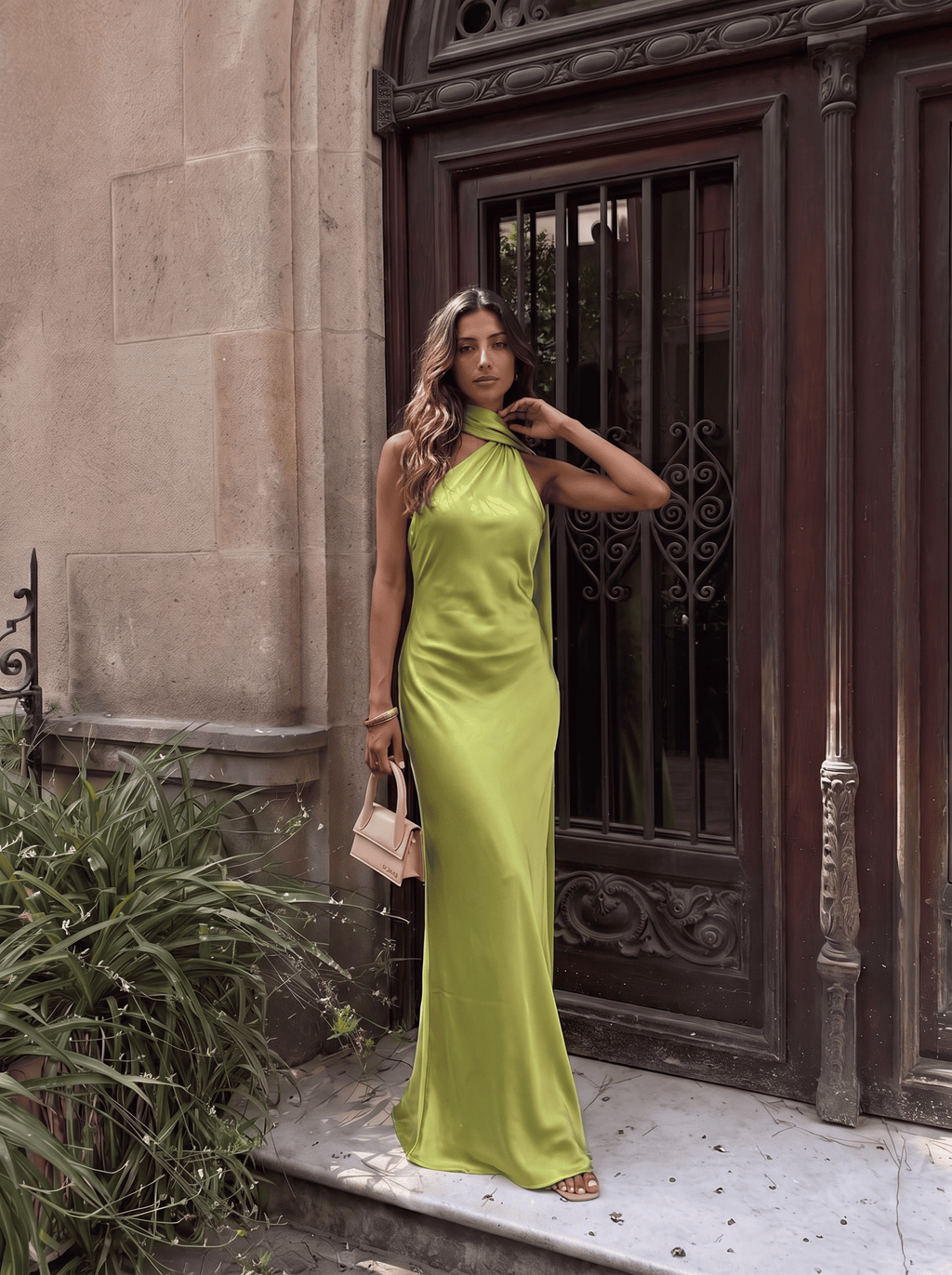 Vestido largo de satín con cuello halter, Verde bosque, tercera vista