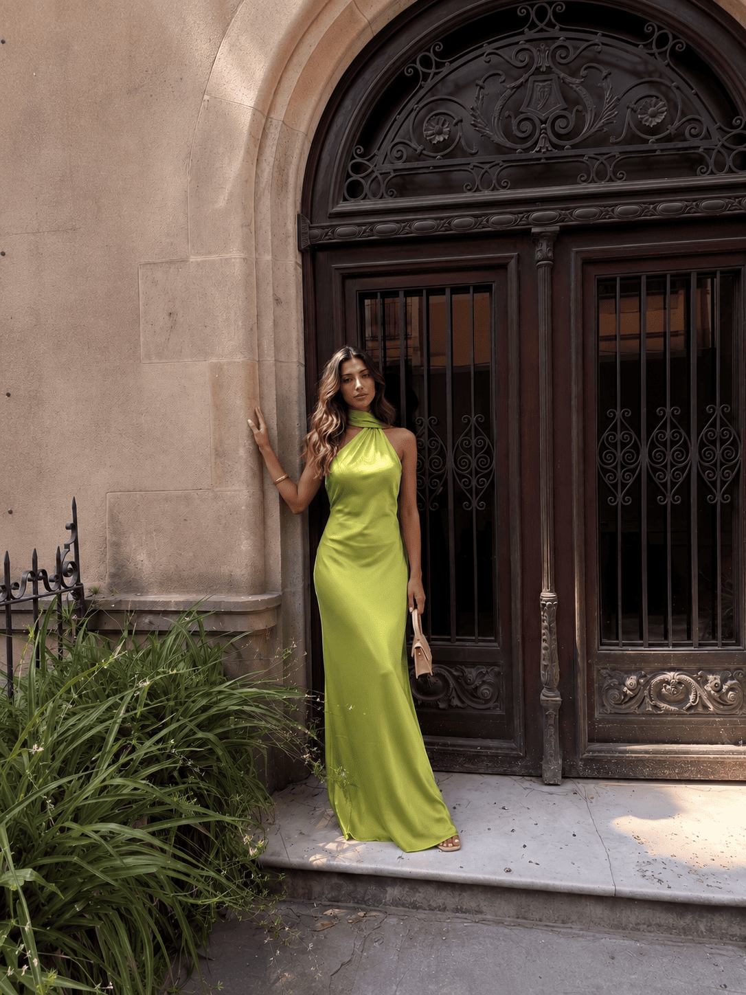 Vestido largo de satín con cuello halter, Verde bosque, sexta vista