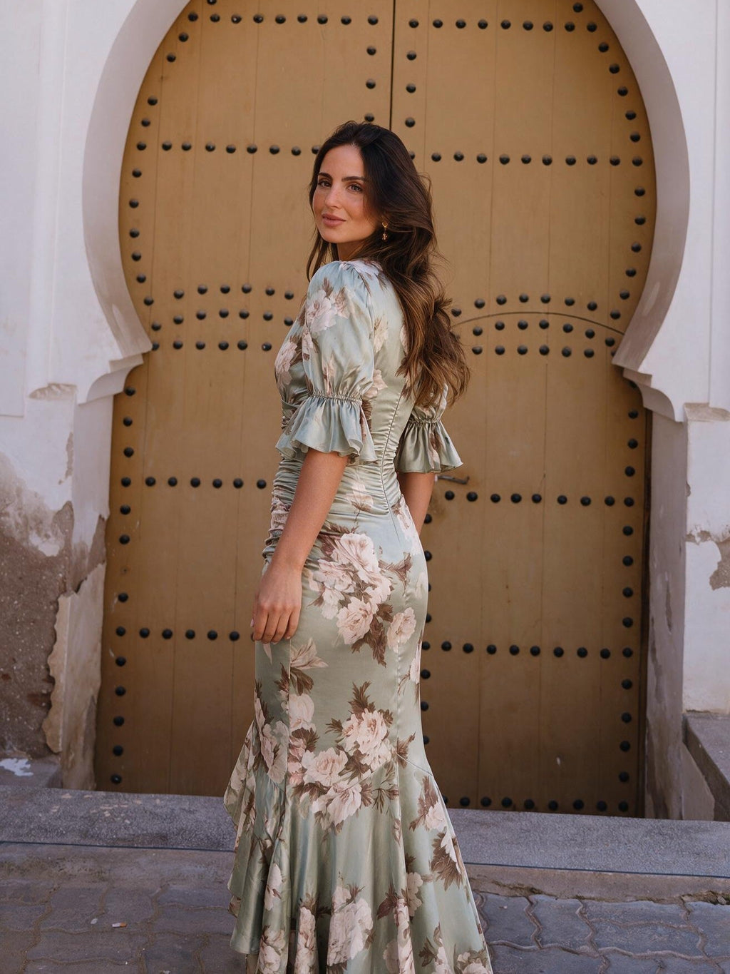 Vestido largo de satín con escote en V y corte asimétrico, cuarta vista