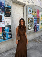 Vestido largo de satín corte de gala, color café, vista frontal