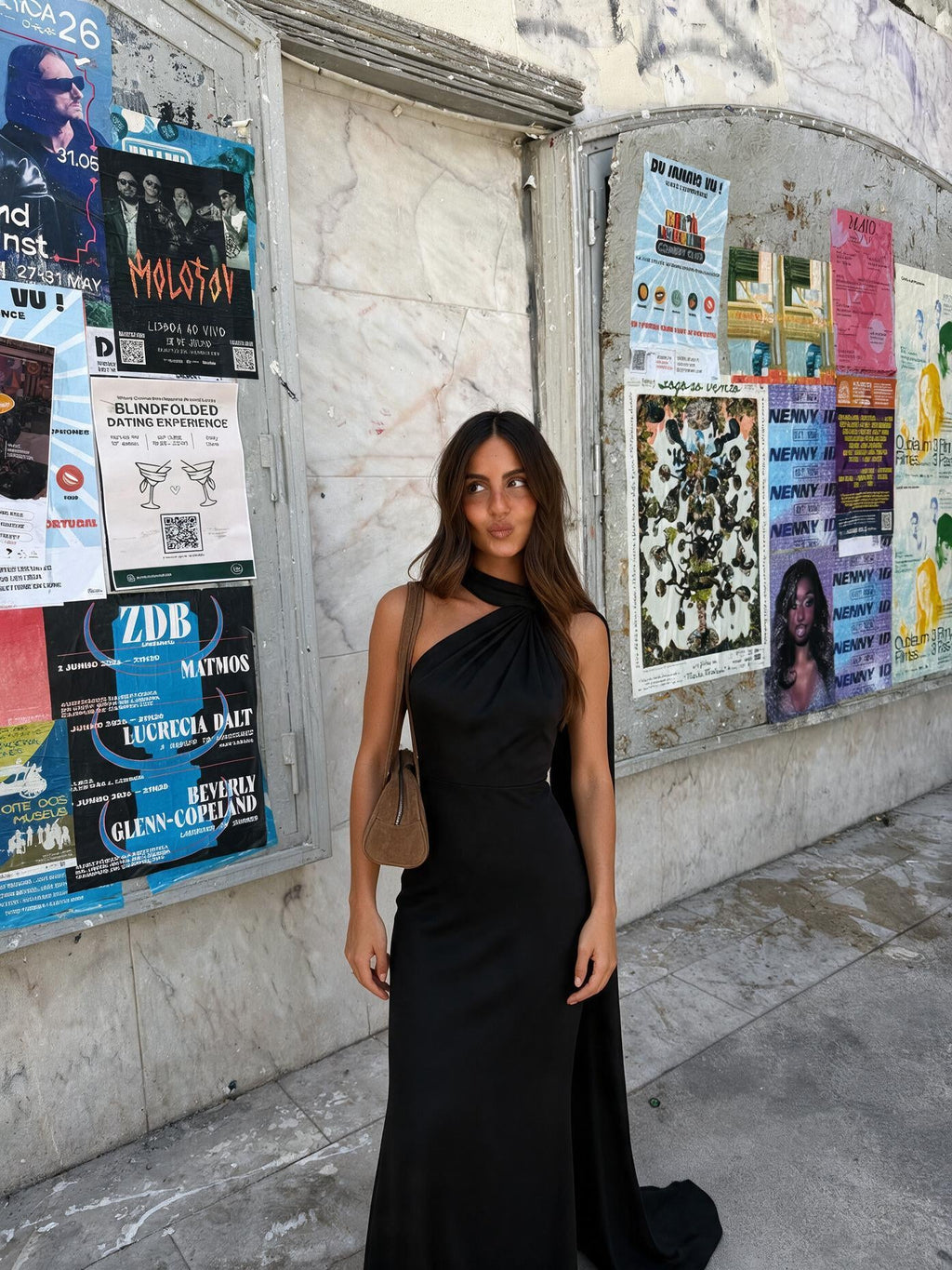 Vestido largo de satín corte de gala, color negro, vista frontal