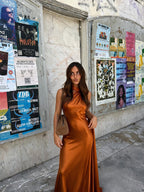 Vestido largo de satín corte de gala, color naranja, vista frontal