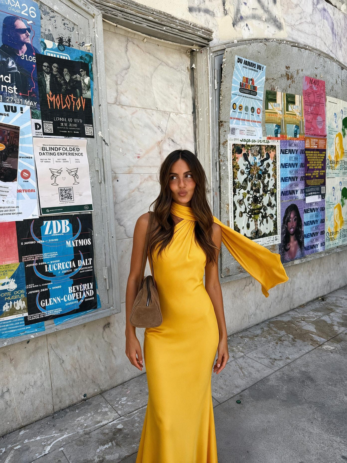 Vestido largo de satín corte de gala, color amarillo, vista frontal