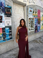 Vestido largo de satín corte de gala, color vino, vista frontal