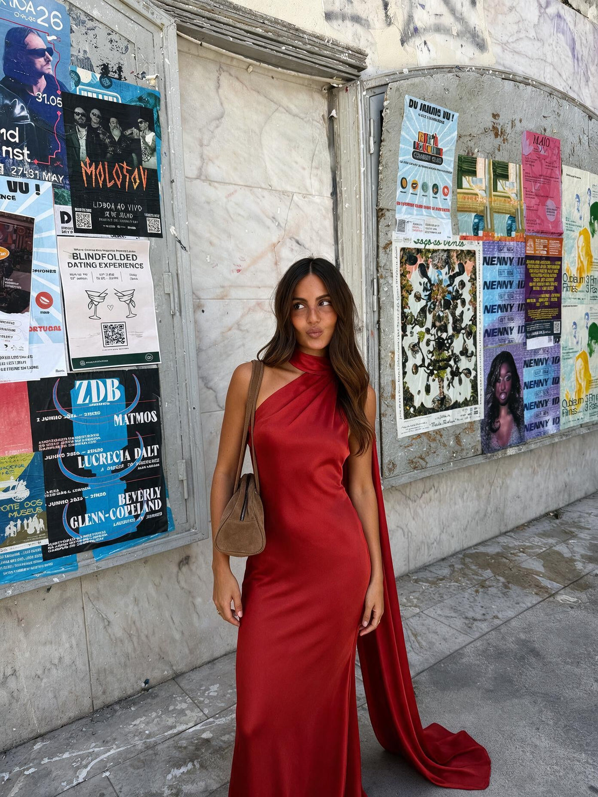 Vestido largo de satín corte de gala, color rojo, vista frontal