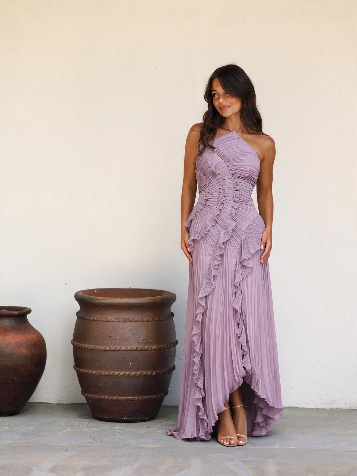 Vestido con olanes en tono lila, color lila, vista frontal