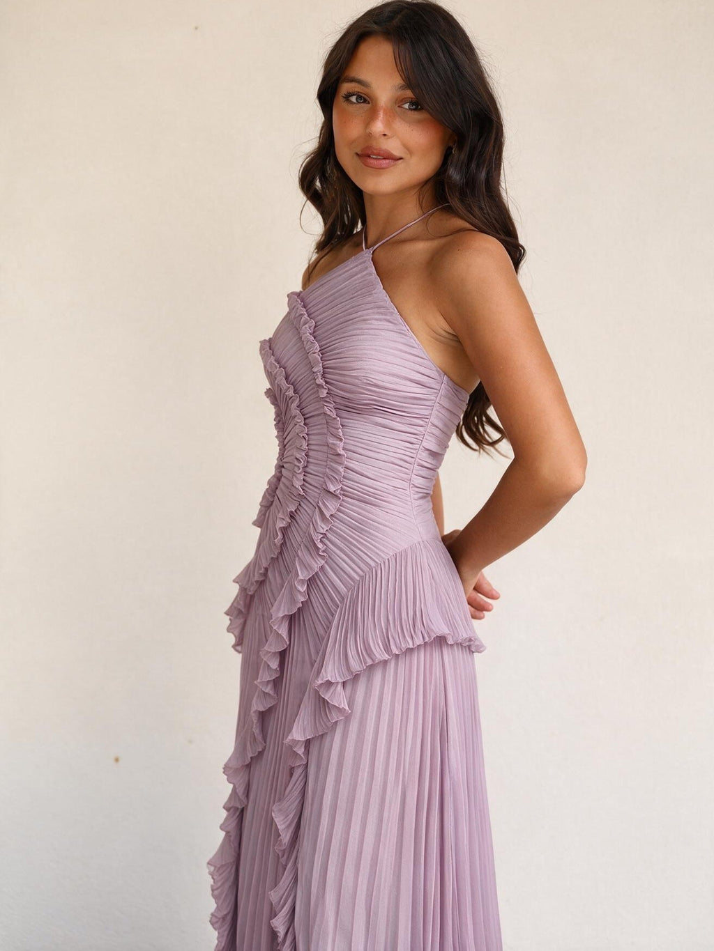 Vestido con olanes en tono lila, color lila, vista lateral