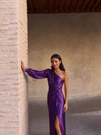 Vestido largo de un hombro para invitada de boda, color morado, vista frontal