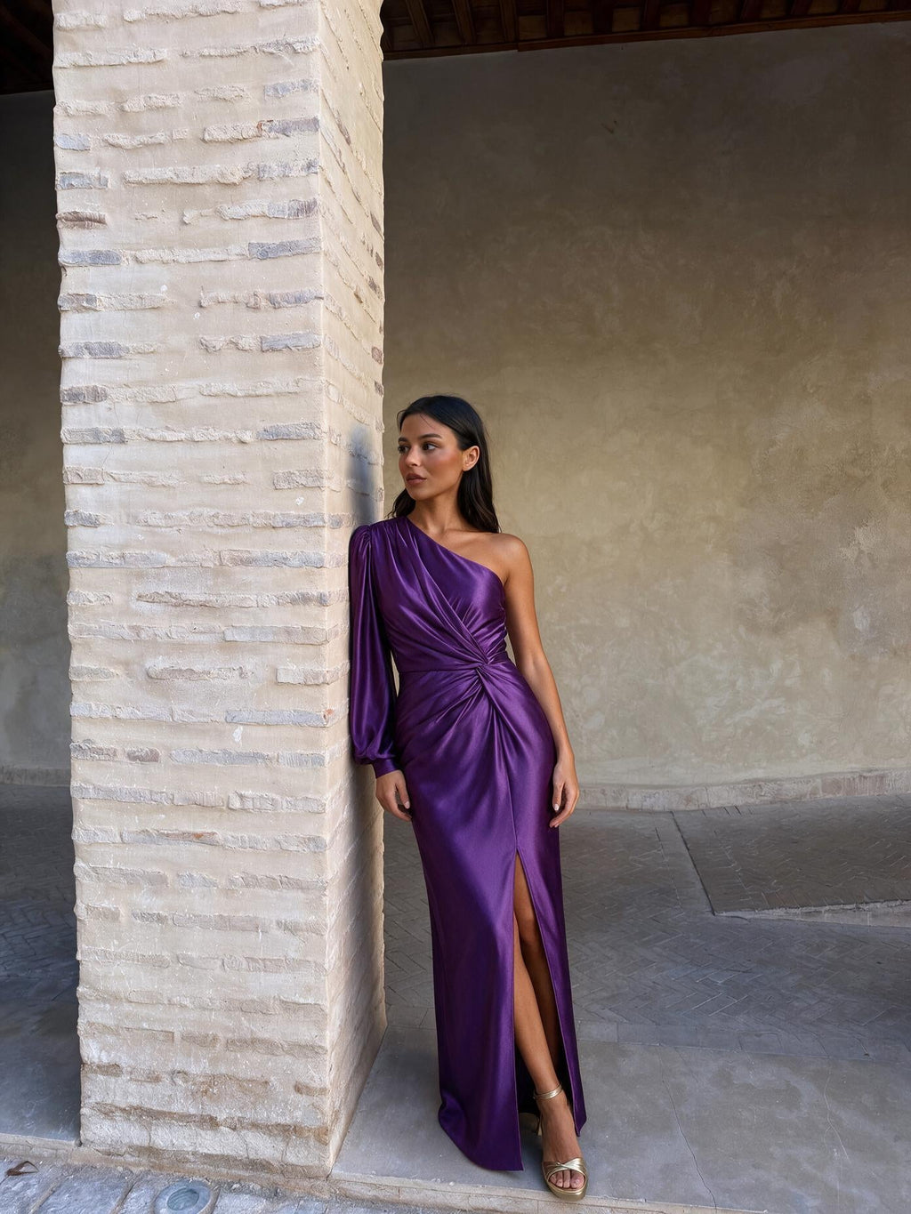 Vestido largo de un hombro para invitada de boda, color morado, vista frontal (2)