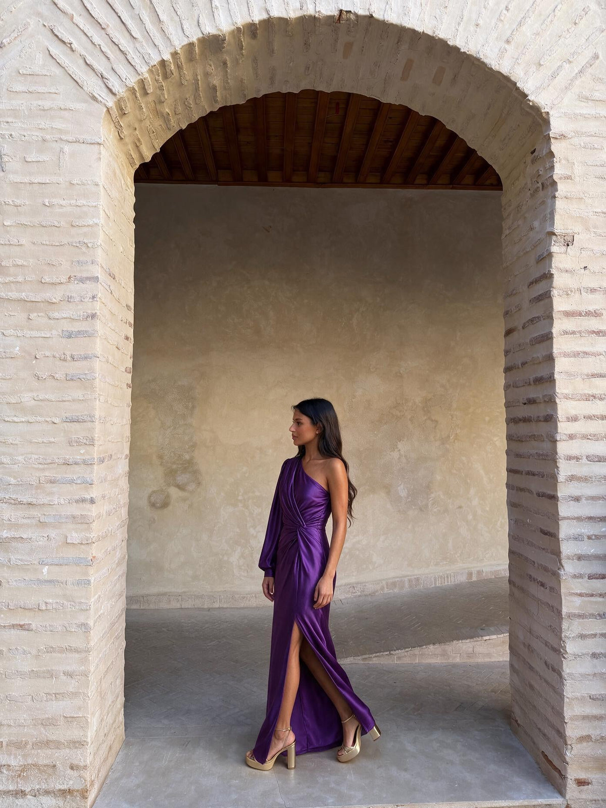 Vestido largo de un hombro para invitada de boda, color morado, vista lateral