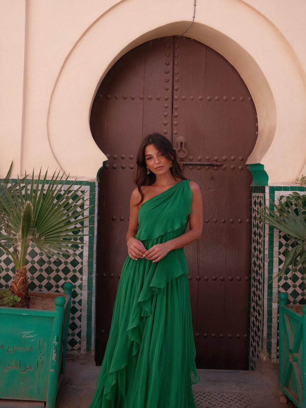 Vestido largo elegante de caída fluida, color verde, vista frontal