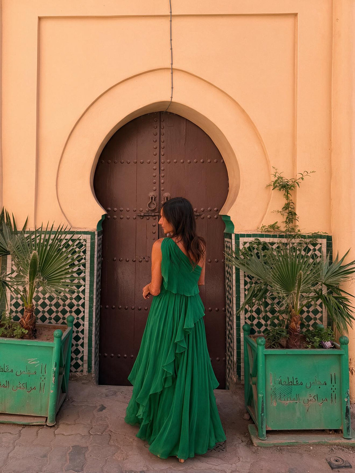 Vestido largo elegante de caída fluida, color verde, vista trasera