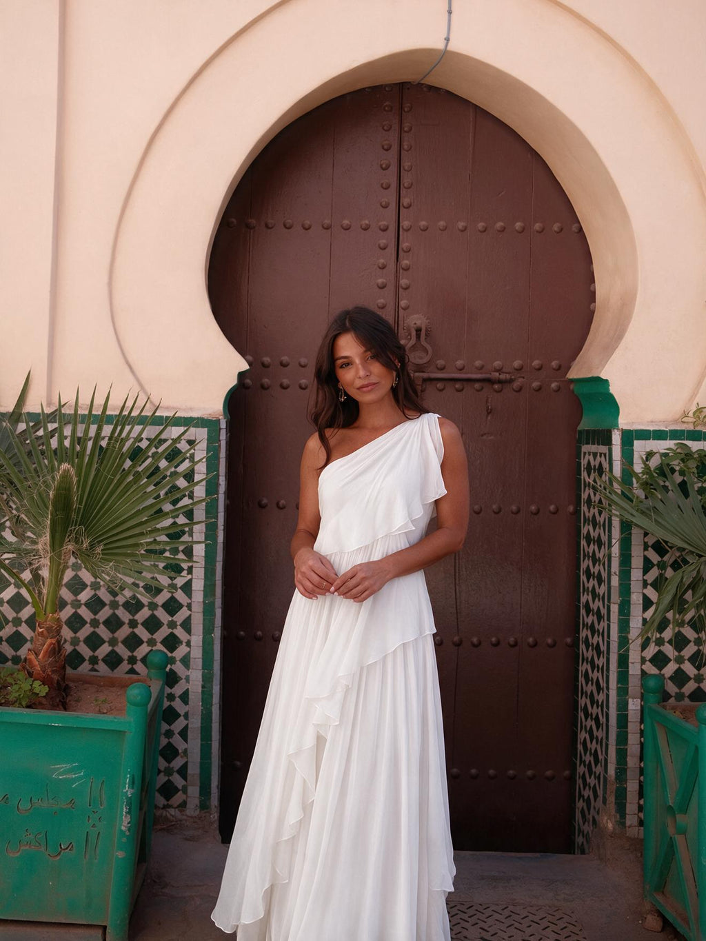 Vestido largo elegante de caída fluida, color blanco, vista frontal