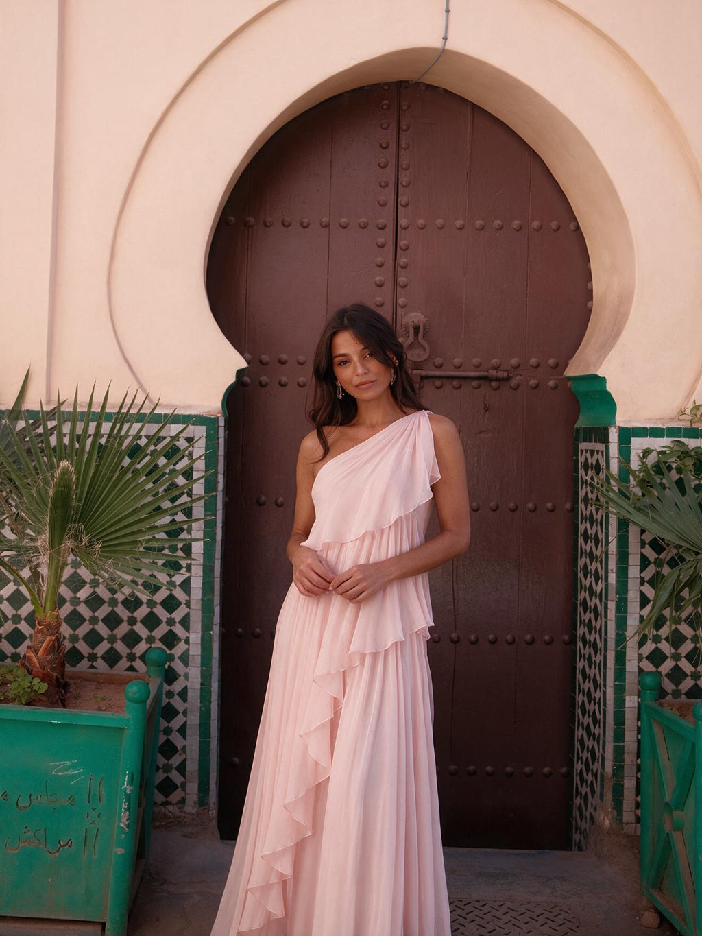 Vestido largo elegante de caída fluida, color rosa, vista frontal