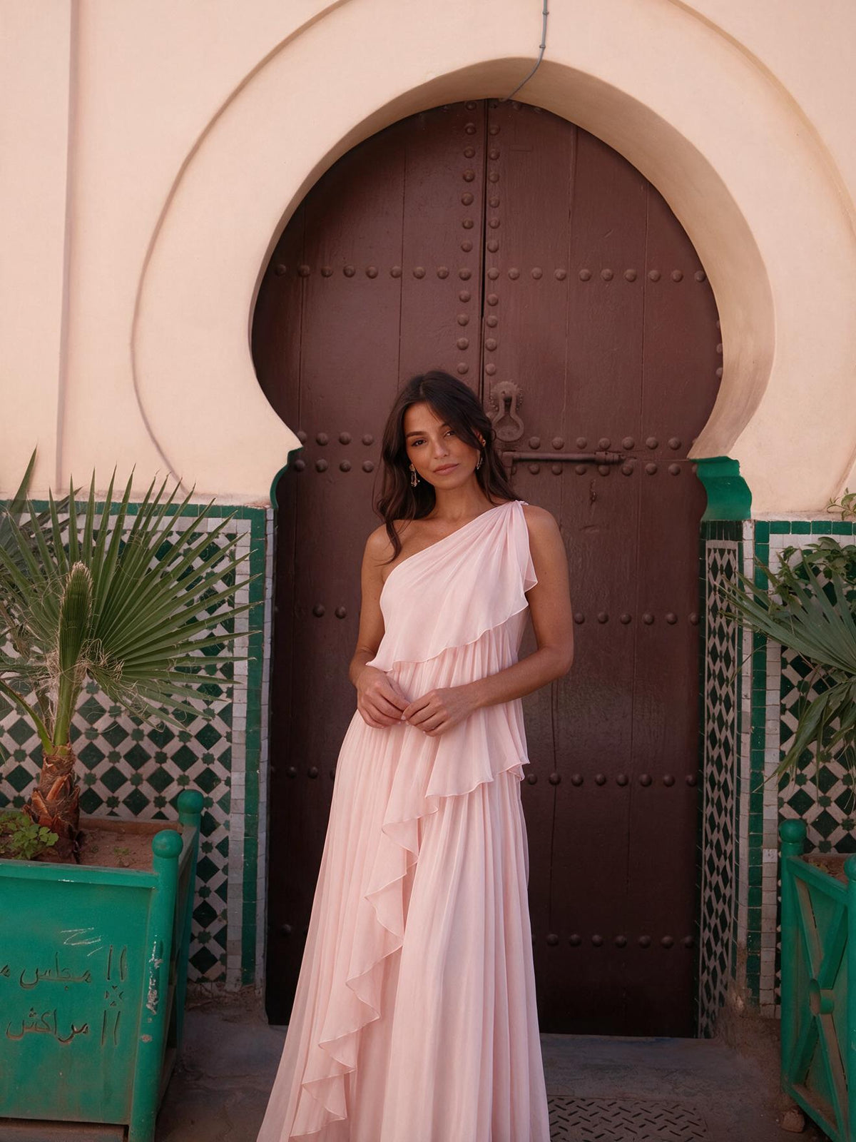 Vestido largo elegante de caída fluida, color rosa, vista frontal