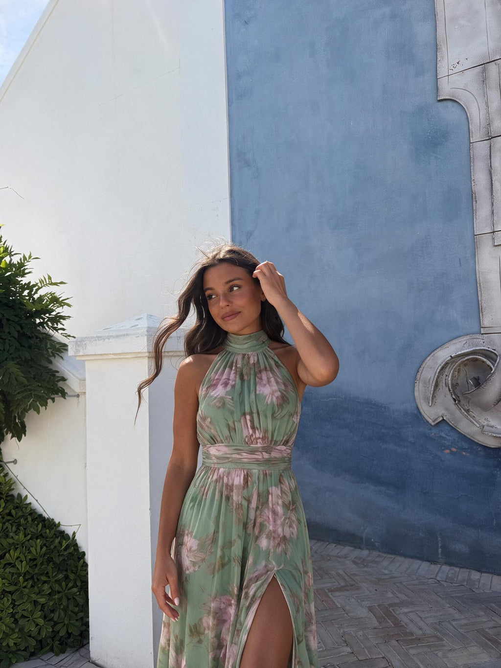 Vestido largo floral con cuello halter, tercera vista