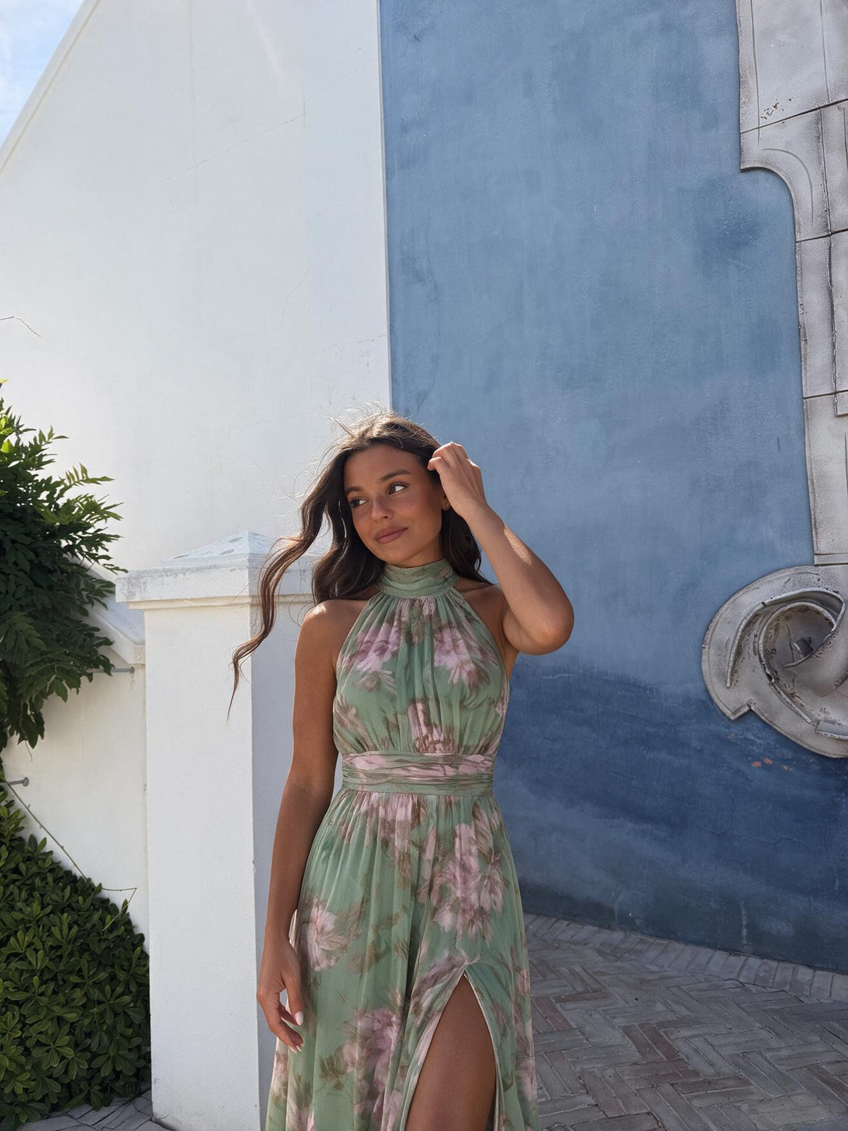 Vestido largo floral con cuello halter, tercera vista