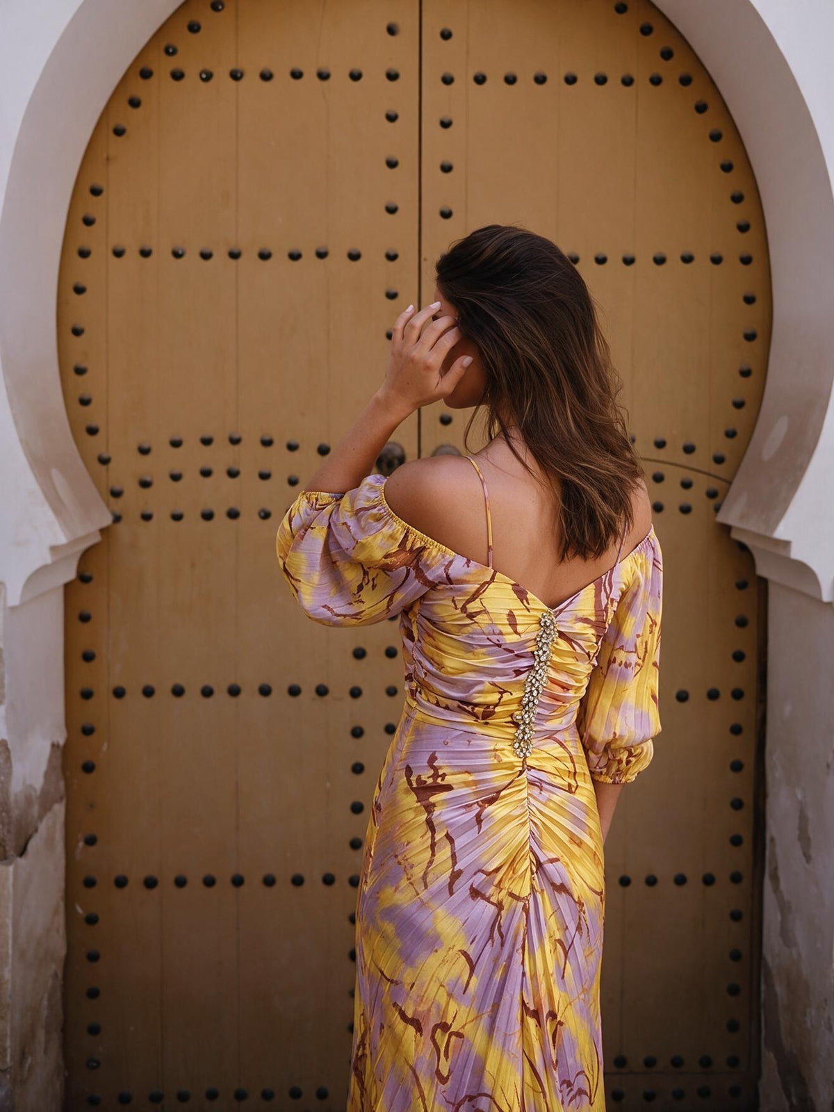 Vestido largo floral con escote profundo, color amarillo, vista trasera