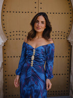 Vestido largo floral con escote profundo, color azul, vista frontal