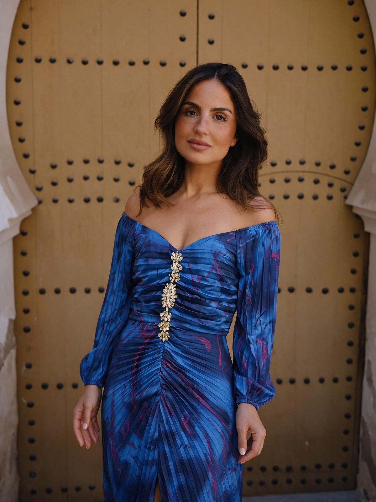 Vestido largo floral con escote profundo, color azul, vista frontal