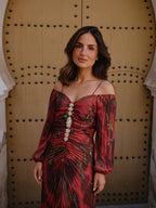 Vestido largo floral con escote profundo, color rojo, vista frontal