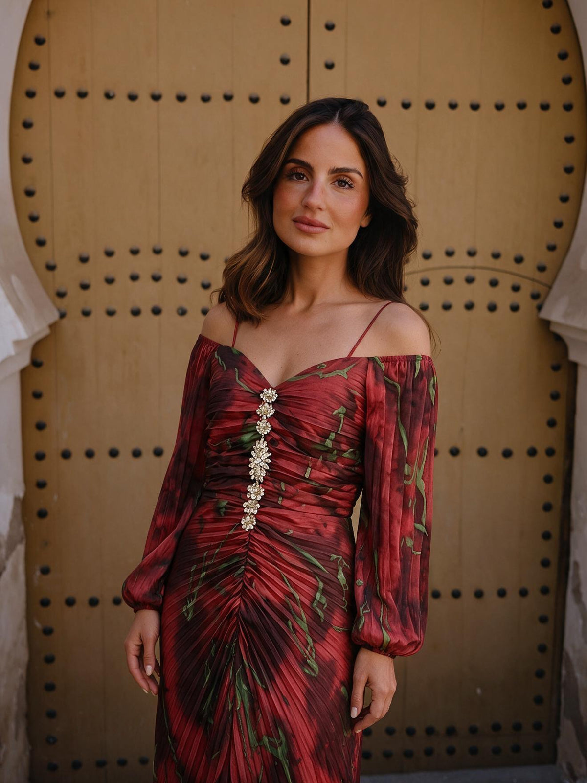 Vestido largo floral con escote profundo, color rojo, vista frontal
