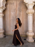 Vestido largo fluido en tonos otoñales, color chocolate, vista lateral