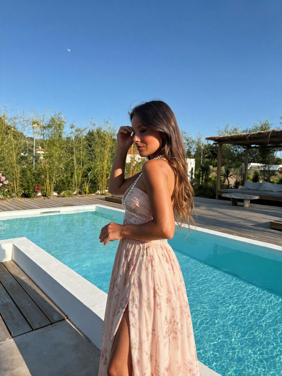 Vestido largo halter con abertura, vista lateral