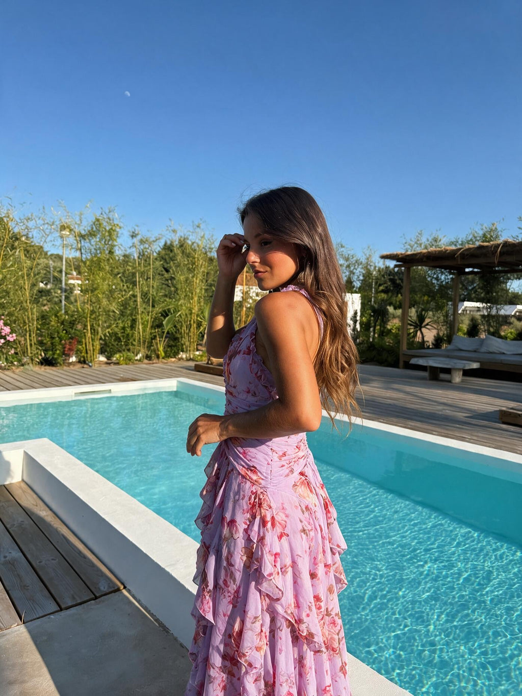 Vestido largo halter con falda fluida, color rosa, vista lateral