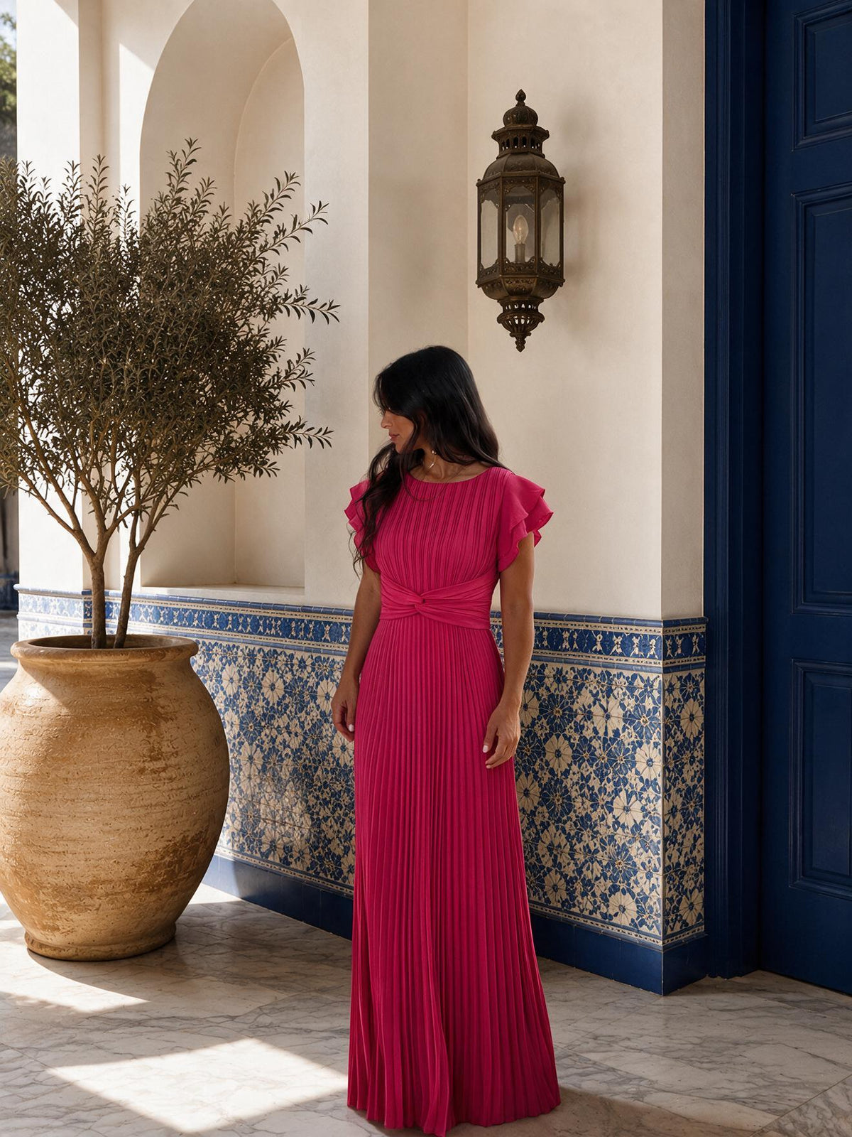 Vestido largo plisado con lazo en la cintura, color rosa, vista frontal