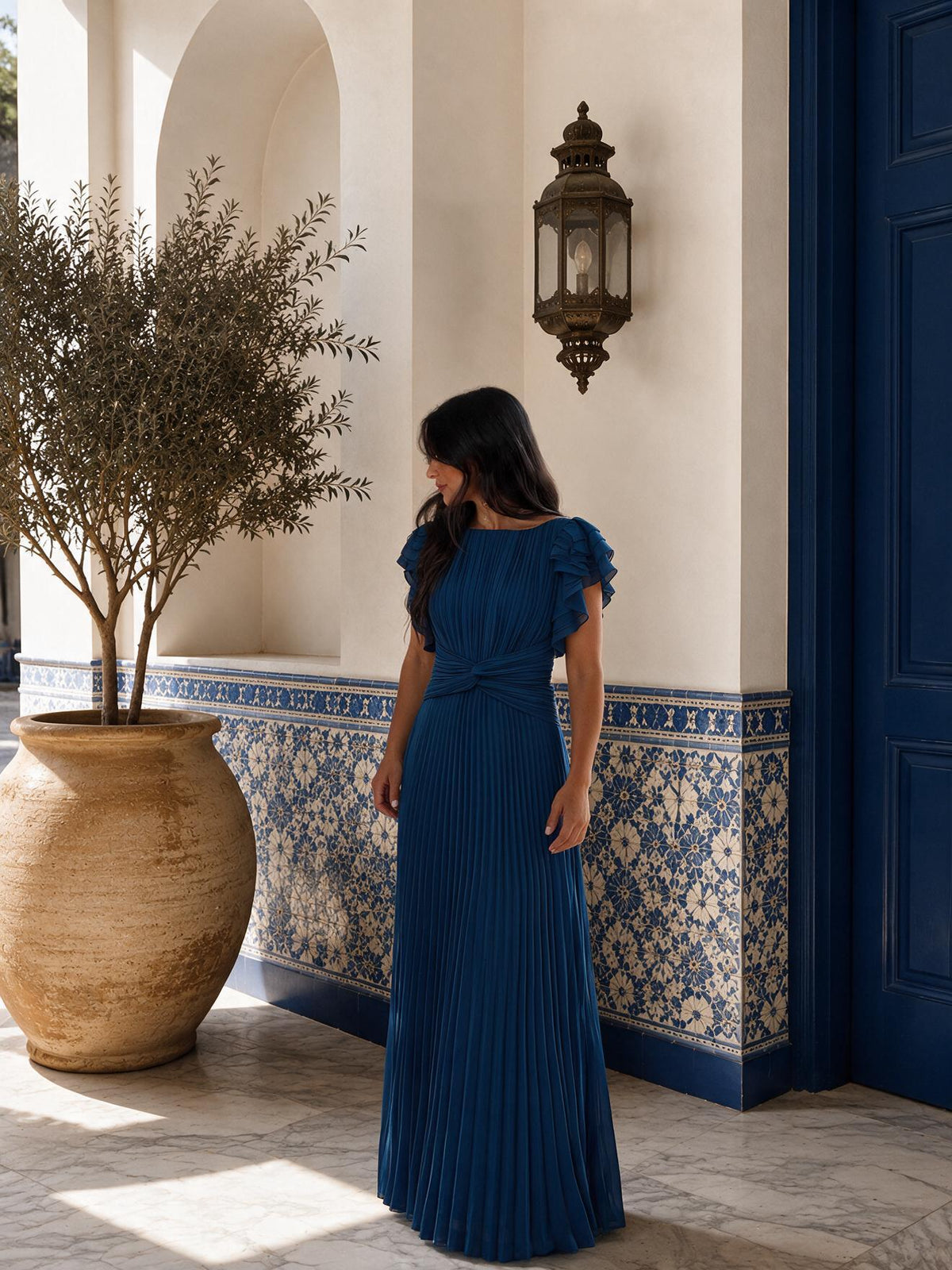 Vestido largo plisado con lazo en la cintura, color azul, vista frontal