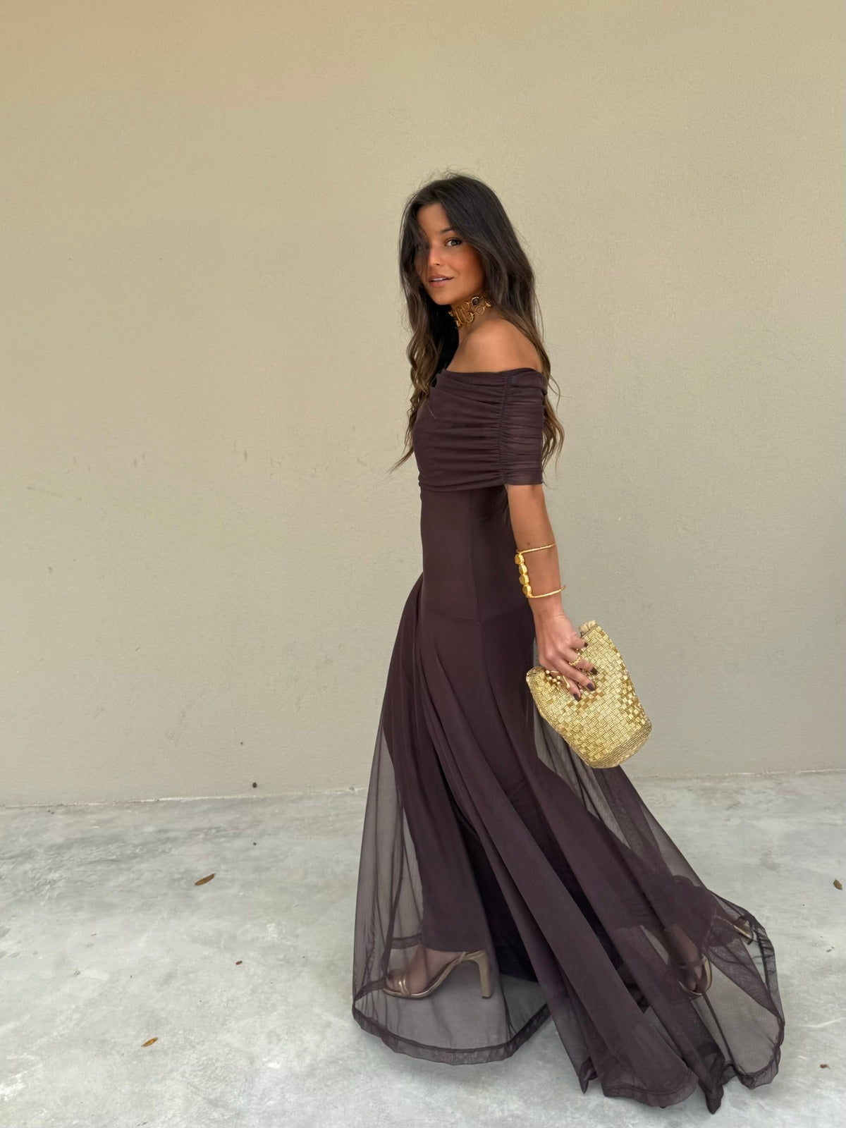 Vestido largo plisado de tul en tono café (4)