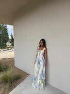 Vestido largo trapecio floral, color blanco y azul, cuarta vista