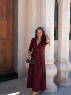 Vestido midi acampanado con cintura marcada, color vino, vista frontal
