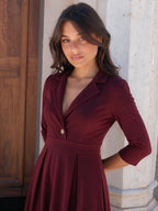 Vestido midi acampanado con cintura marcada, color vino, vista frontal (2)