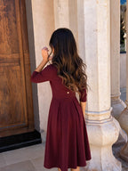 Vestido midi acampanado con cintura marcada, color vino, vista trasera
