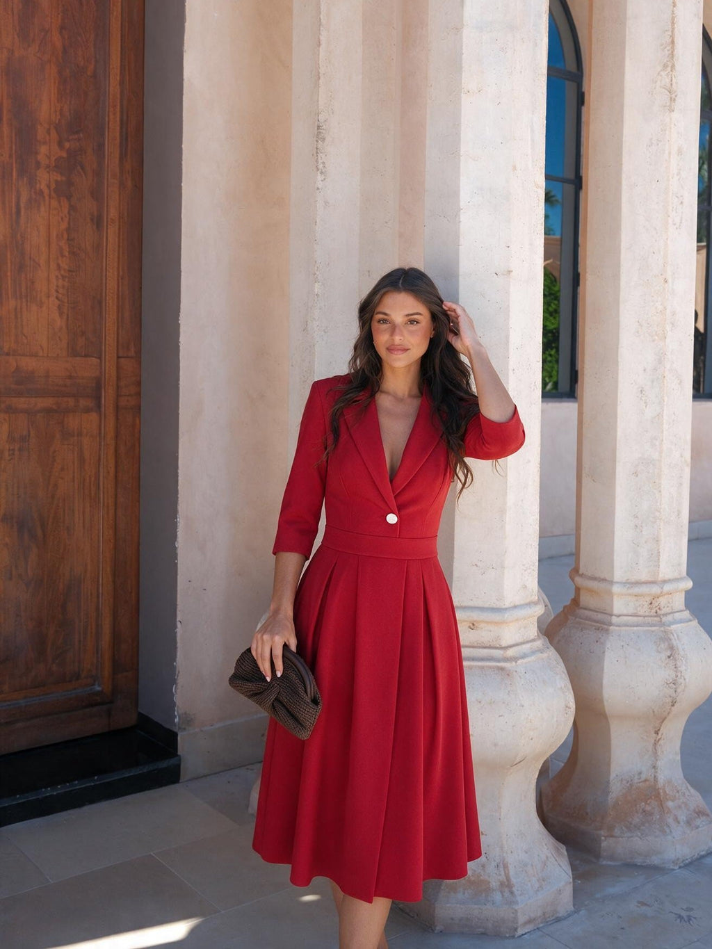 Vestido midi acampanado con cintura marcada, color rojo, vista frontal