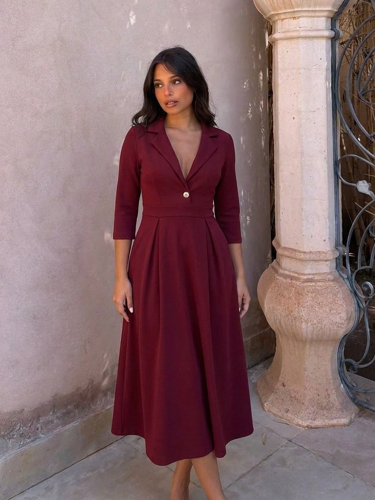 Vestido midi acampanado con cintura marcada, vista frontal
