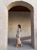 Vestido midi con cinturón y líneas limpias, vista lateral