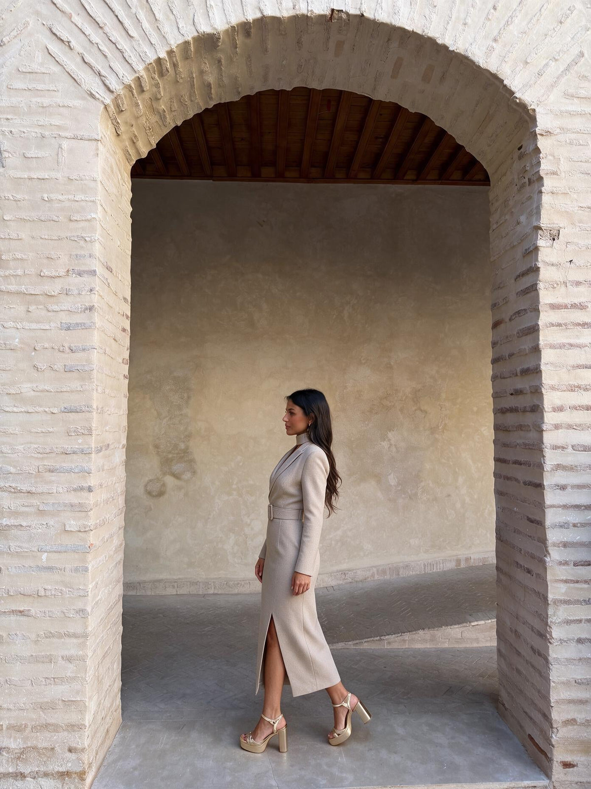Vestido midi con cinturón y líneas limpias, vista lateral