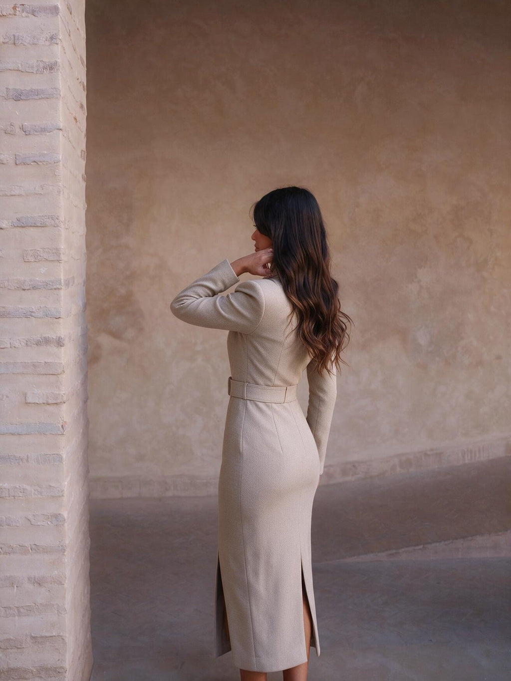 Vestido midi con cinturón y líneas limpias, vista trasera
