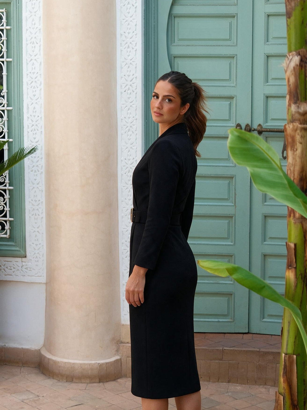 Vestido midi con cinturón y manga larga, color negro, vista lateral